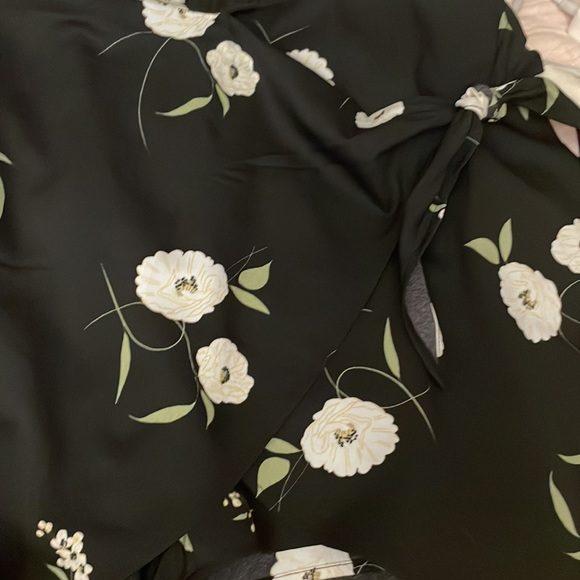 Super cute floral skirt with shorts under. Size xl - Picture 2 of 7